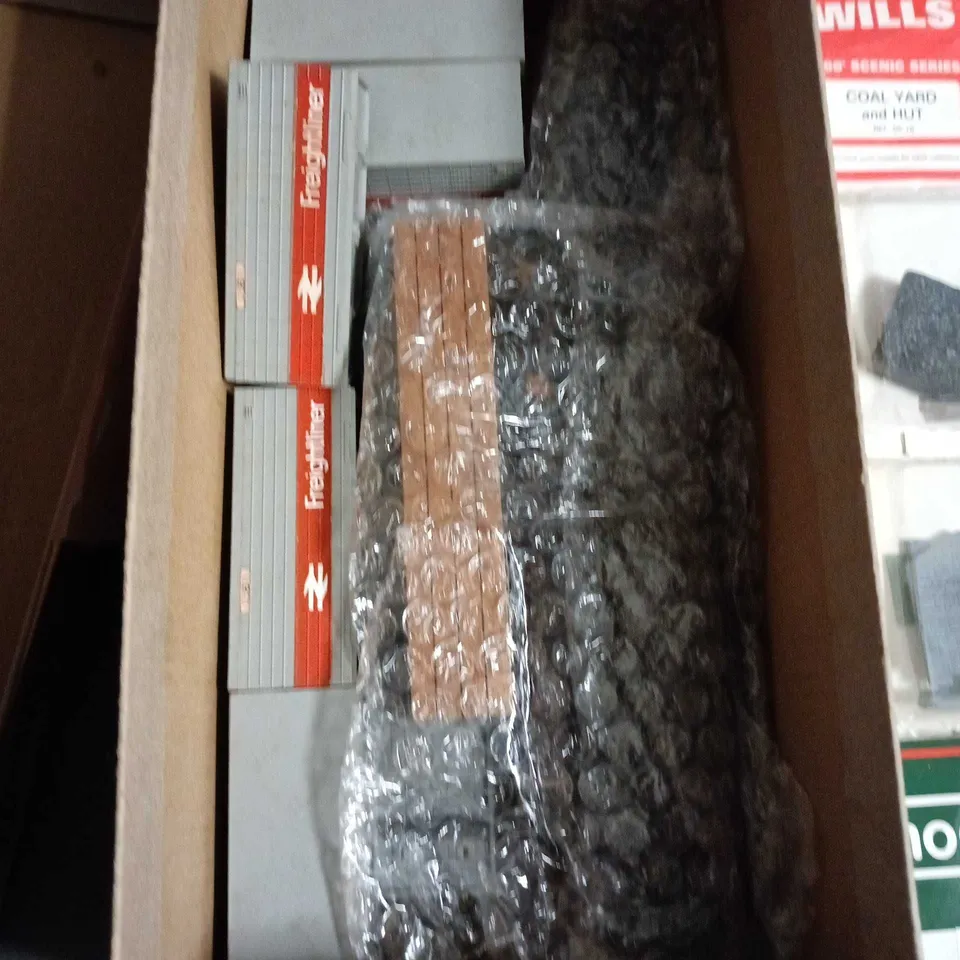 LOT OF ASSORTED  MODEL RAILWAY ACCESSORIES PACK – WILLS, HORNBY & MODEL SCENE (GREENHOUSE, COAL BUNKERS, UNCOUPLER UNIT)