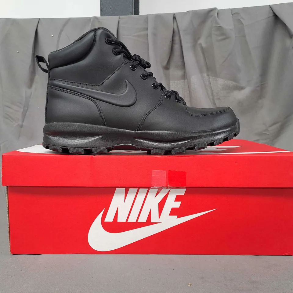 BOXED PAIR OF NIKE MANOA ANKLE BOOTS IN BLACK UK SIZE 9