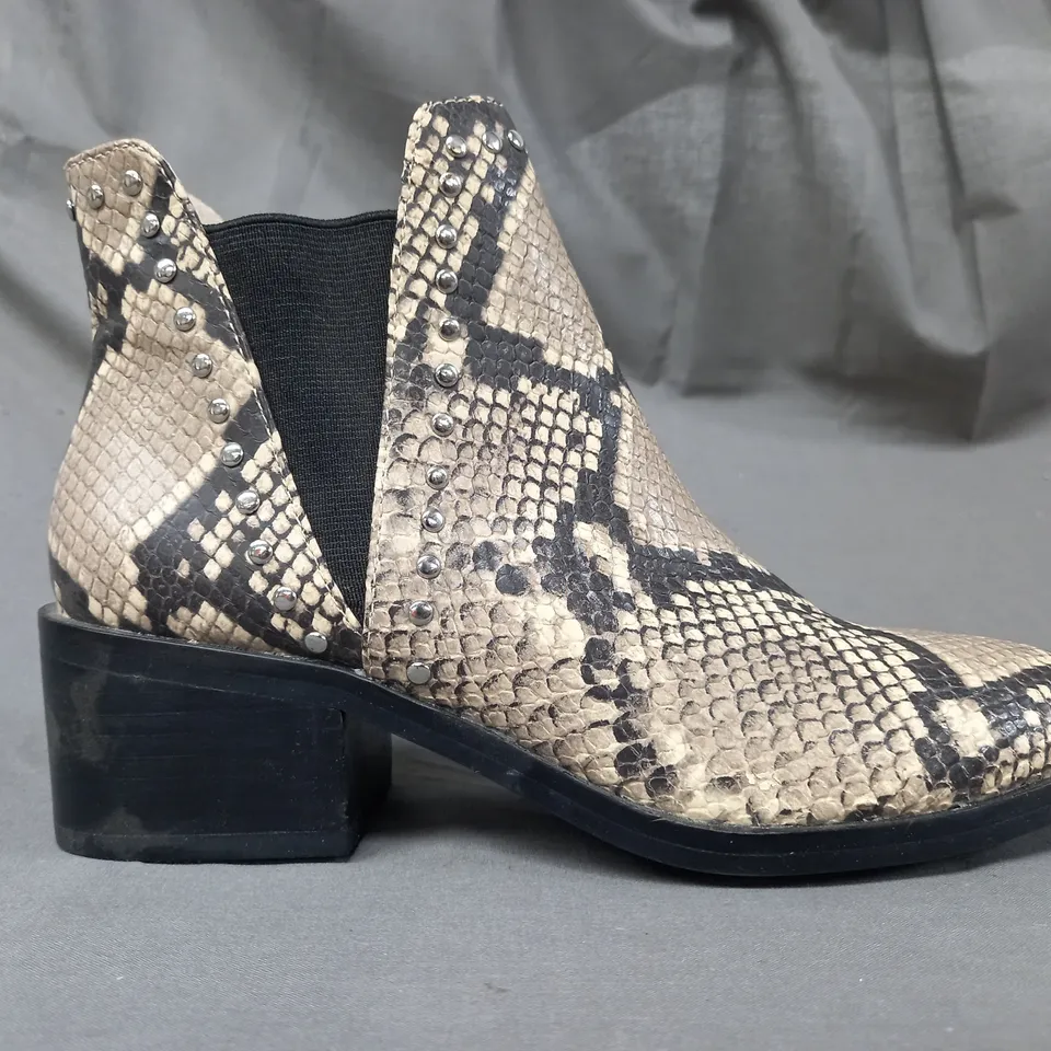 BOXED PAIR OF STEVE MADDEN CADE LEATHER ANKLE BOOTS IN BEIGE EU SIZE 36