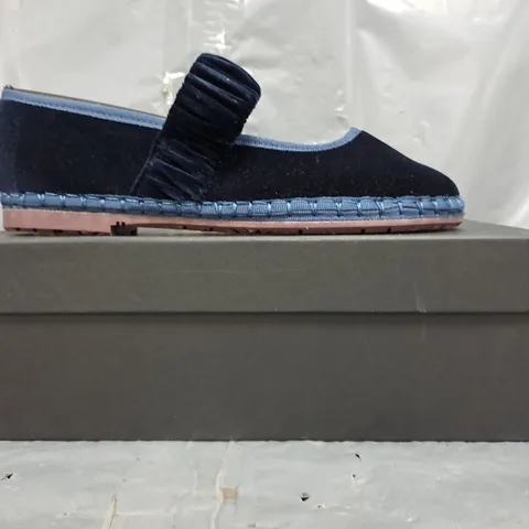 BOXED PAIR OF FLABELUS SHOES IN MIDNIGHT NAVY SIZE EU 37