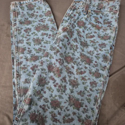 LEVIS 80 MOM JEANS IN LIGHT BLUE FLORAL - SIZE 25