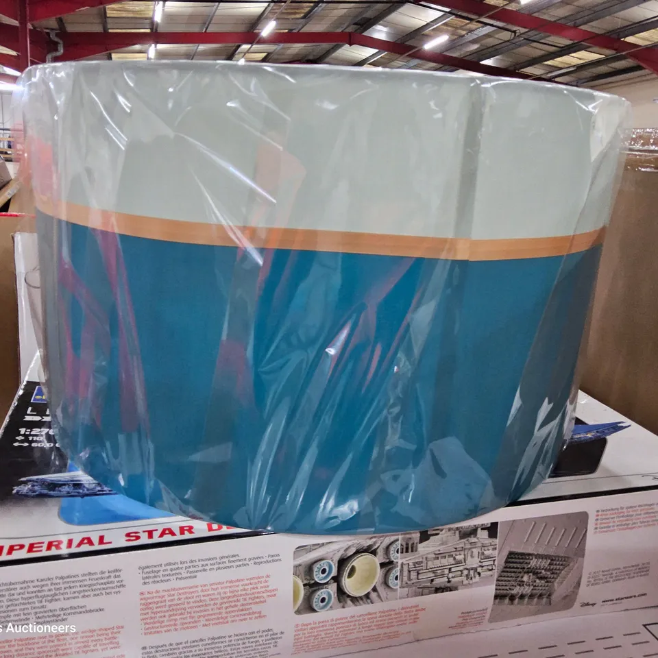 PALLET OF ASSORTED ITEMS TO INCLUDE,  KITCHEN MIXER TAP, WALL CLOCK, REVELL STAR WARS MODEL, STANDARD LAMP SHADES, BALLOON ARCH KITS.