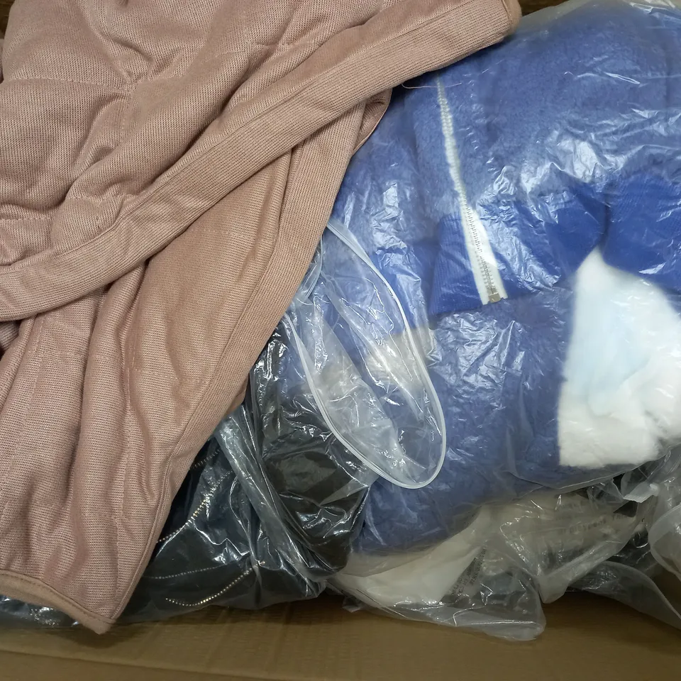 BOX OF APPROXIMATELY 20 ASSORTED UNBRANDED ITEMS OF CLOTHING