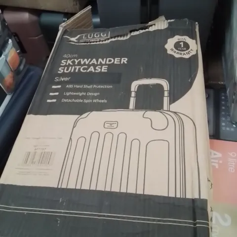 BOXED LUGG 40CM SKYWANDER SUITCASE SILVER 