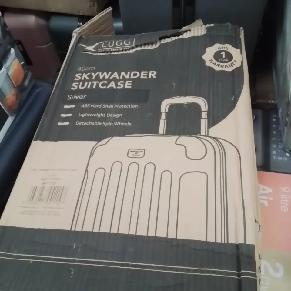 BOXED LUGG 40CM SKYWANDER SUITCASE SILVER 