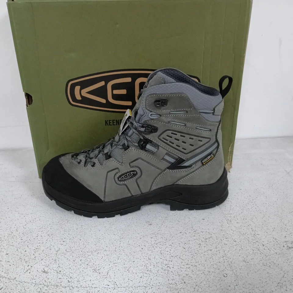 BOXED PAIR OF KEEN KARRAIG MID WP BOOTS IN GREY - UK 7