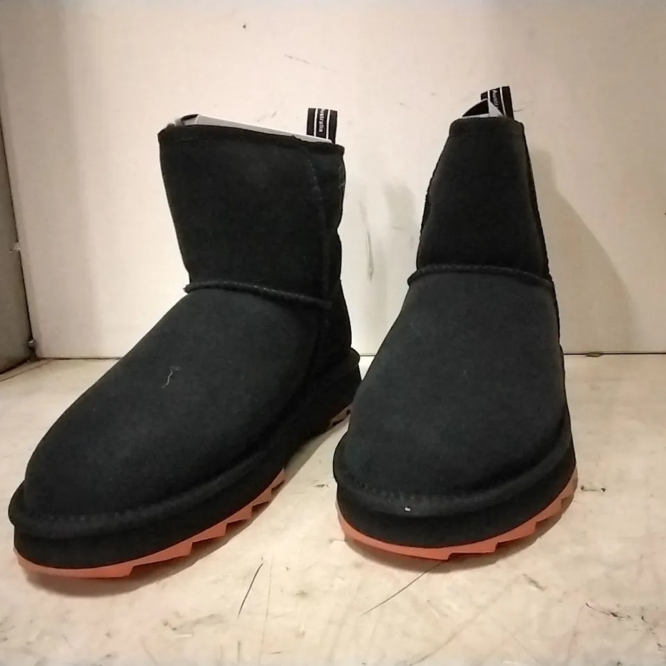 BOXED UNISEX EMU AUSTRALIA SHARKY MINI ,BLACK , SIZE UK 7 , 4 PAIRS 