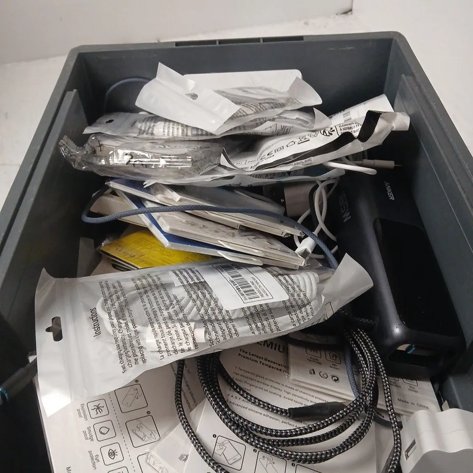 APPROXIMATELY 20 ASSORTED ITEMS INCLUDING POWER BANK AND SCREEN PROTECTOR