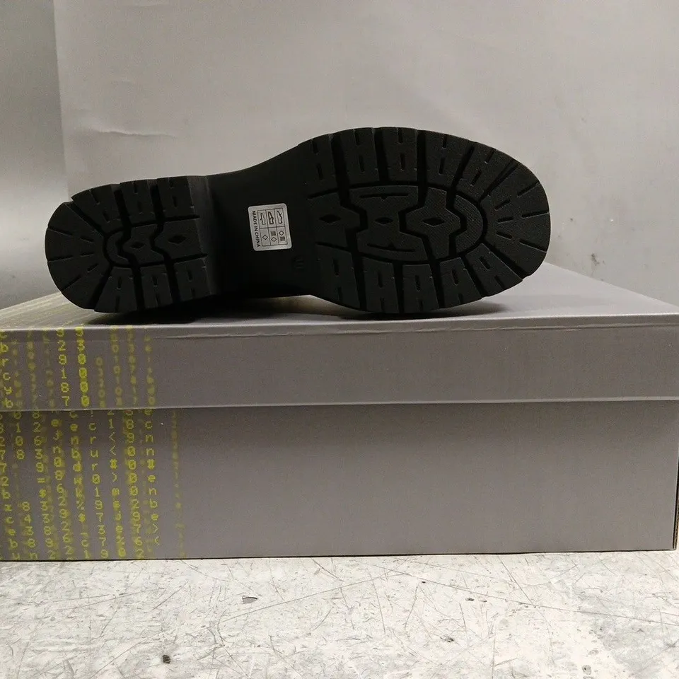 BOXED PAIR OF KOI TEXEL SHEARLING SWITCH BOOTS IN BLACK SIZE UK 10