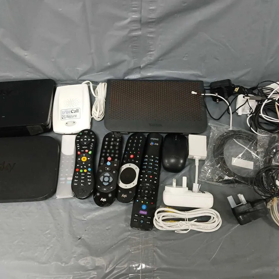 APPROXIMATELY 20 ASSORTED HOUSEHOLD ITEMS TO INCLUDE - WIFI HUBS, CHARGERS, AND REMOTES ETC. 
