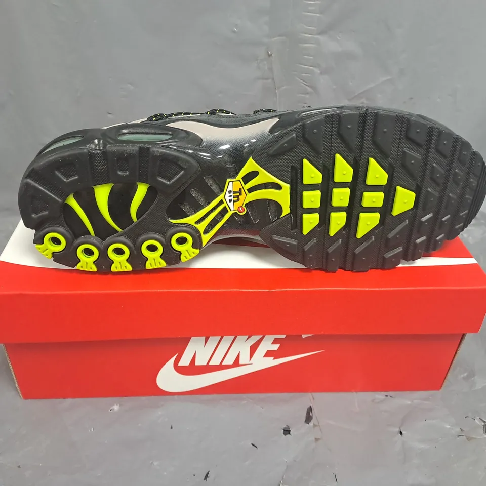 BOXED PAIR OF NIKE  AIR MAX SHOES BLACK AND GREY SIZE UK 10.5
