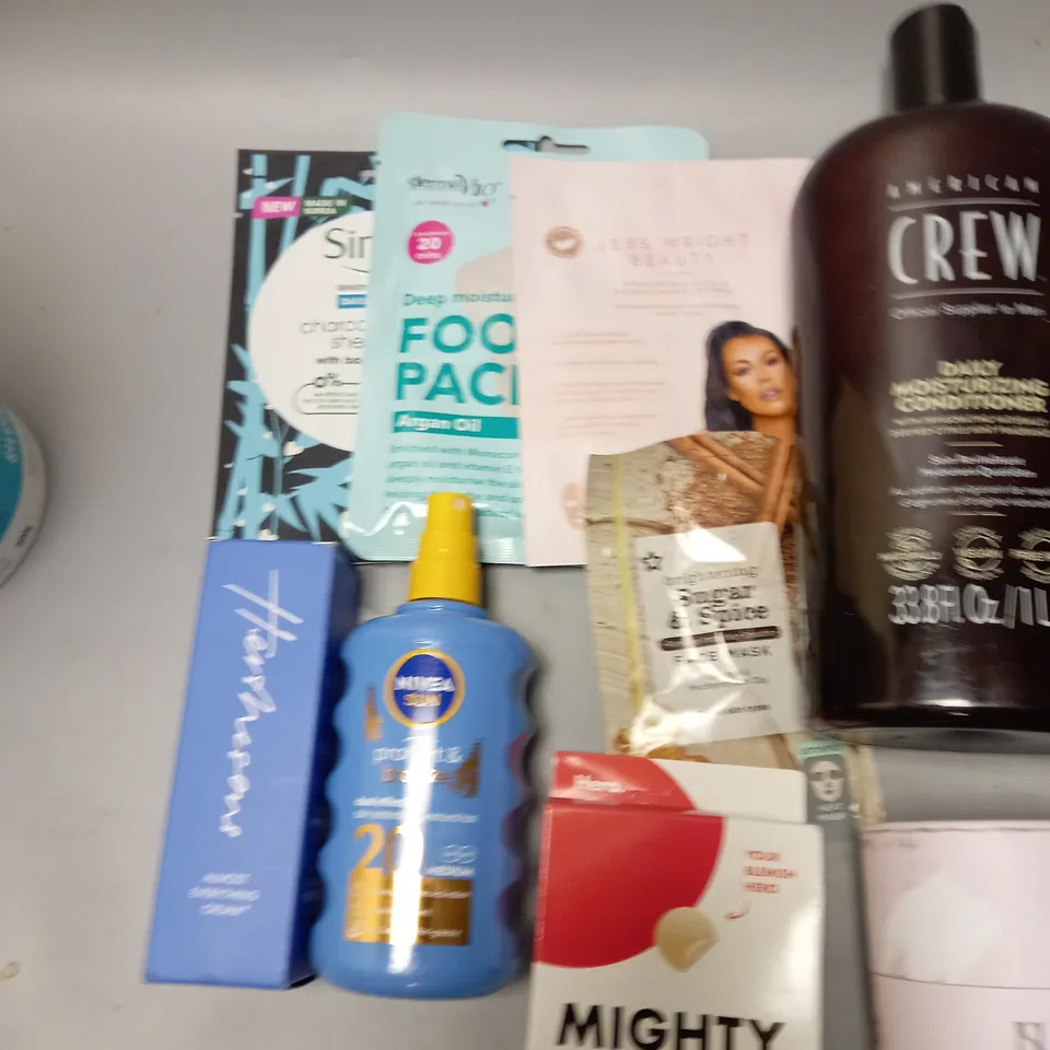 LOT OF APPROXIMATELY 25 ASSORTED HEALTH AND BEAUTY ITEMS TO INCLUDE AMERICAN CREW CONDITIONER, HANNA SILLITOE MULTI STRAIN BIOTIC AND E45 DAILY LOTION SPRAY
