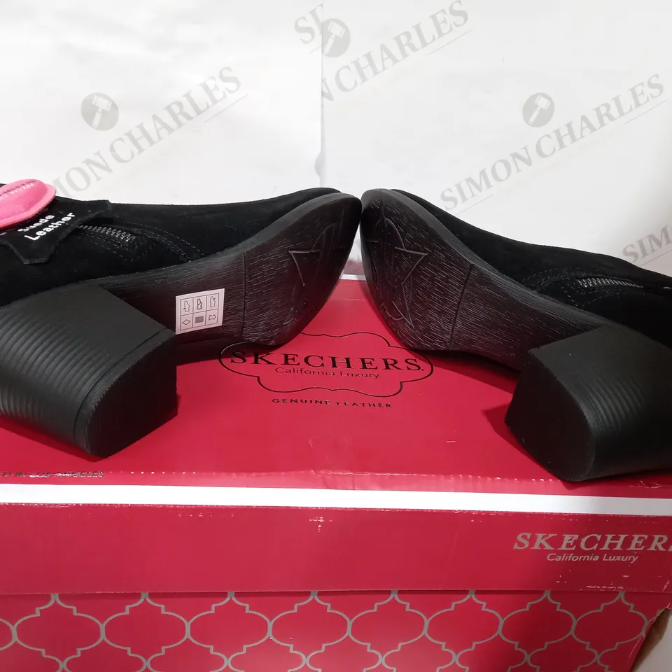 BOXED PAIR OF SKECHERS BLACK ZIP BOOTI  - SIZE 8