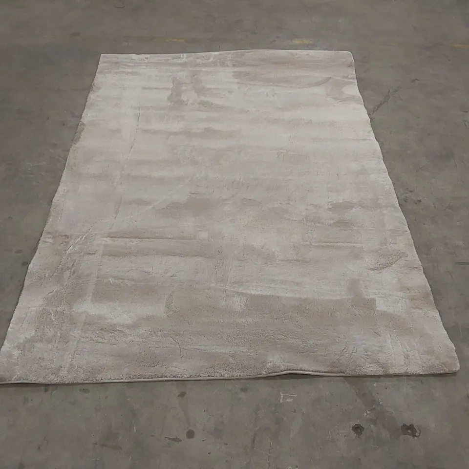 QUALITY DESIGNER AREA RUG - APPROXIMATELY 200 x 140cm