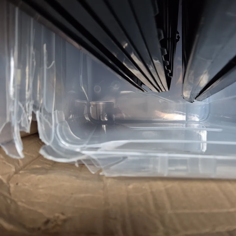 LOT OF APPROXIMATELY 10 CLEAR PLASTIC STORAGE BOXES WITH LIDS