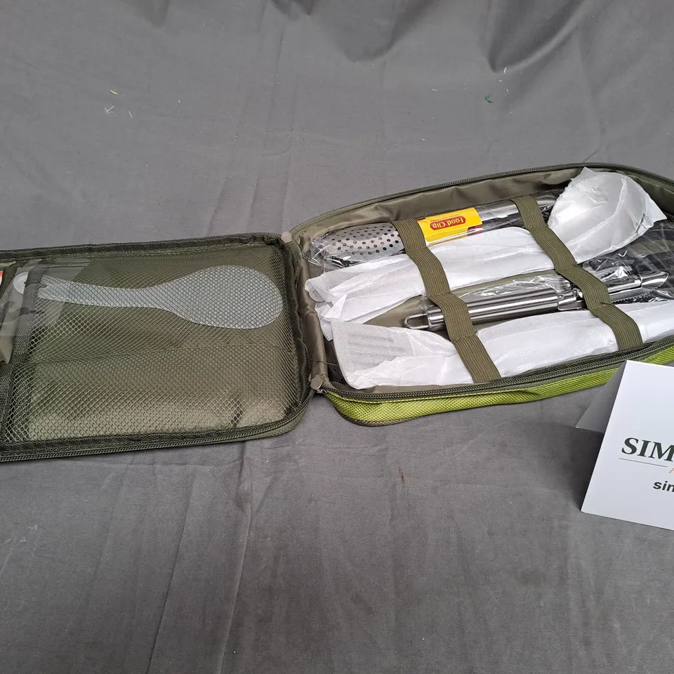 KITCHEN SET OF VARIOUS UTENSILS 