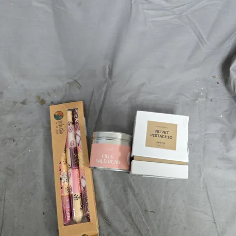 A TOTE OF ASSORTED ITEMS TO INCLUDE Aromatherapy Gift Set – Fig & Wild Pear Candle, Velvet Pistachio Candle & Accessories