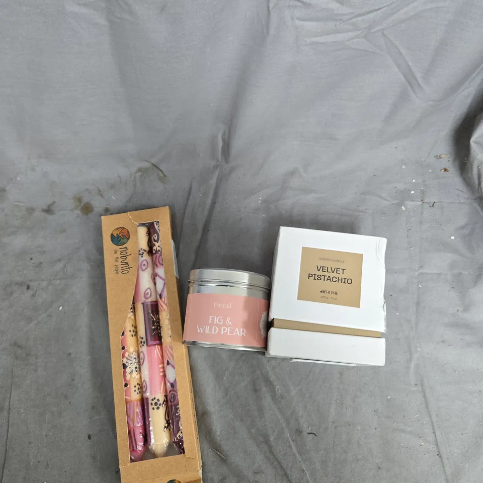 A TOTE OF ASSORTED ITEMS TO INCLUDE Aromatherapy Gift Set – Fig & Wild Pear Candle, Velvet Pistachio Candle & Accessories