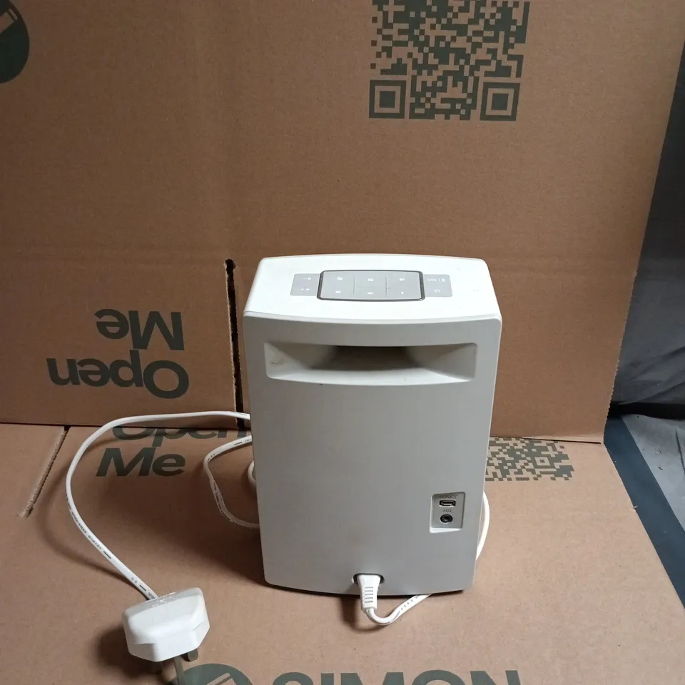 BOSE SPEAKER WITH FABRIC FRONT – WHITE/GREY