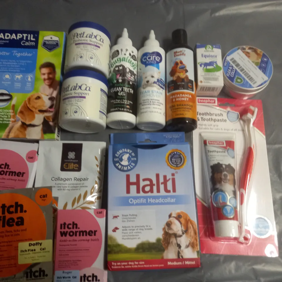 LOT OF APPROXIMATELY 25 ASSORTED PET CARE ITEMS TO INCLUDE HALTI HEADCOLLAR, SUPPLEMENTS AND SHAMPOOS