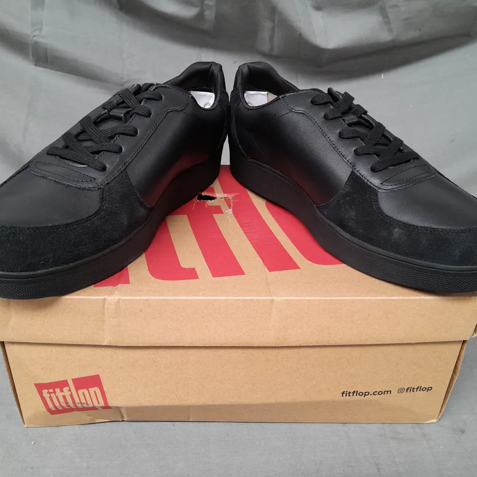 BOXED PAIR OF FITFLOP RALLY LEATHER/SUEDE PANEL SNEAKERS IN BLACK UK SIZE 9