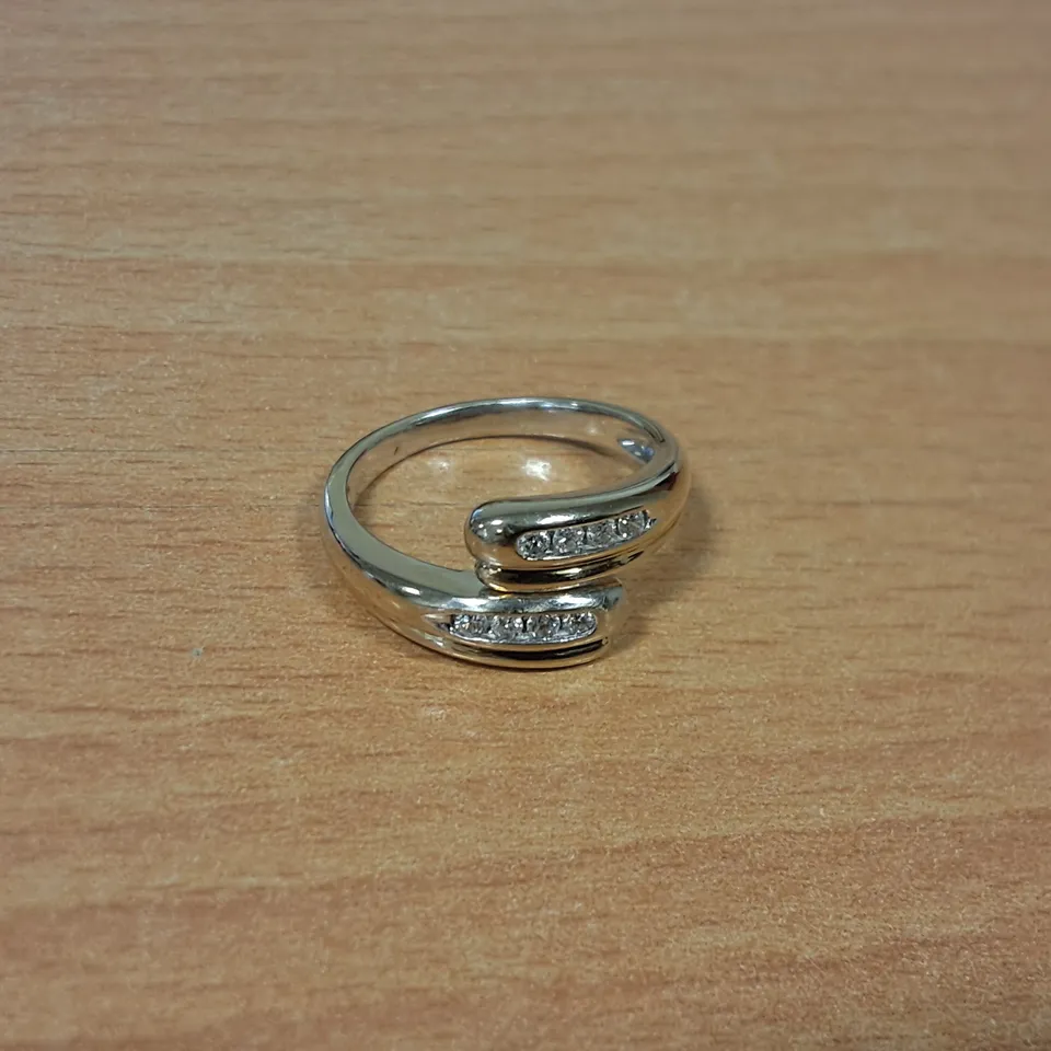 18CT GOLD TWIST RING SET WITH NATURAL DIAMONDS