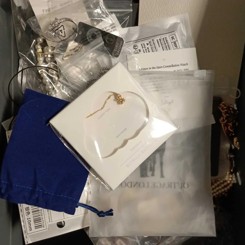 APPROXIMATELY 15 ASSORTED JEWELLERY PRODUCTS TO INCLUDE EARRINGS, NECKLACES, BRACELETS ETC 