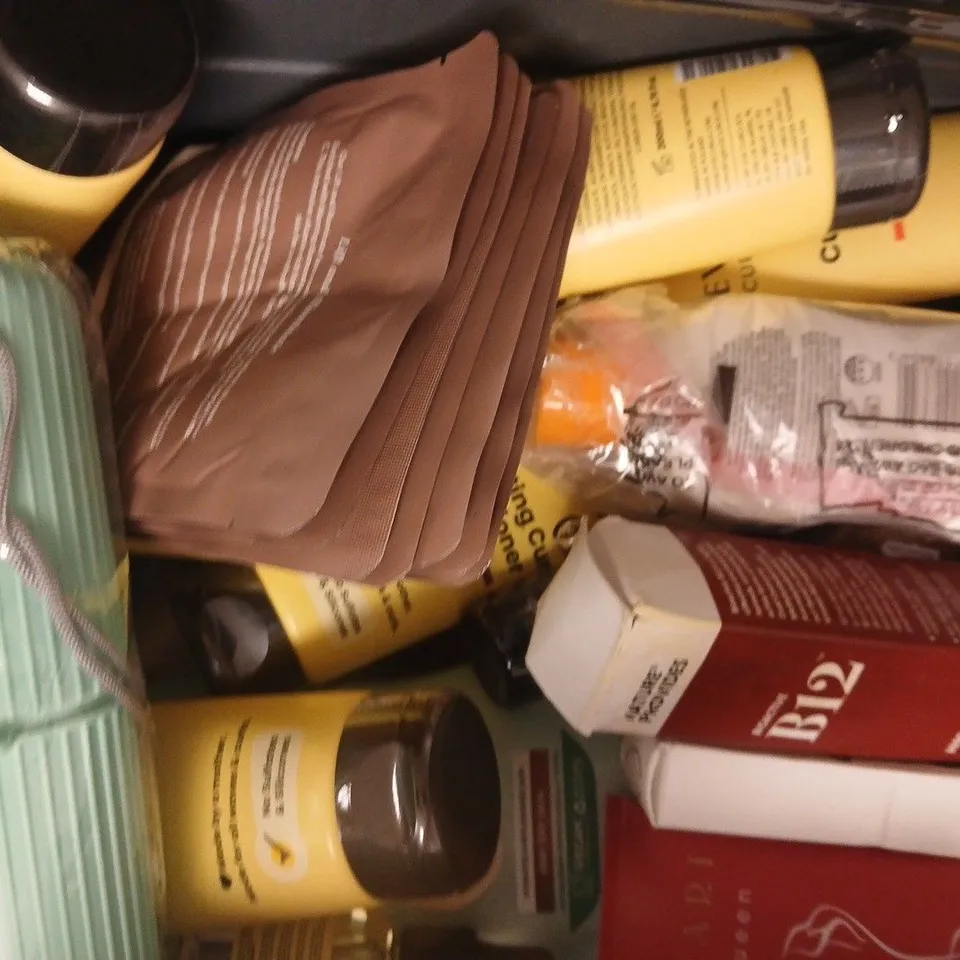 APPROXIMATELY 15 ASSORTED COSMETIC ITEMS INCLUDING VARIOUS MAKES AND BRANDS - COLLECTION ONLY