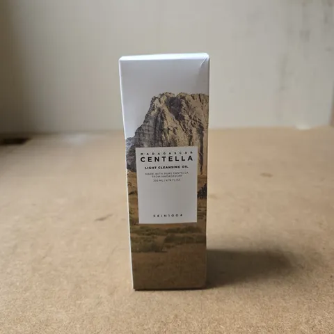 MADAGASCAN CENTELLA LIGHT CLEANSING OIL SKIN 1004 200ML BOXED