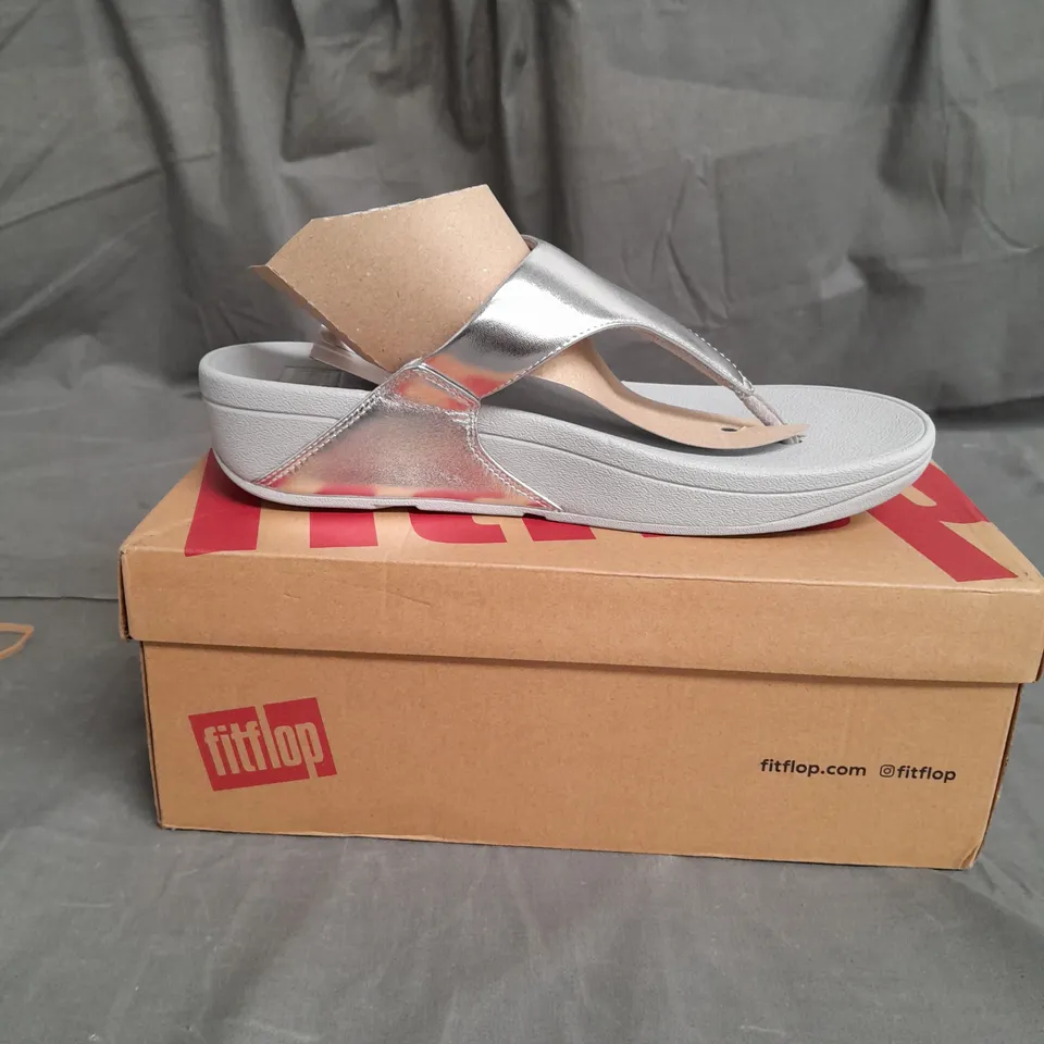 BOXED PAIR OF FITFLOP WOMENS LULU LEATHER TOEPOST SILVER SIZE 8