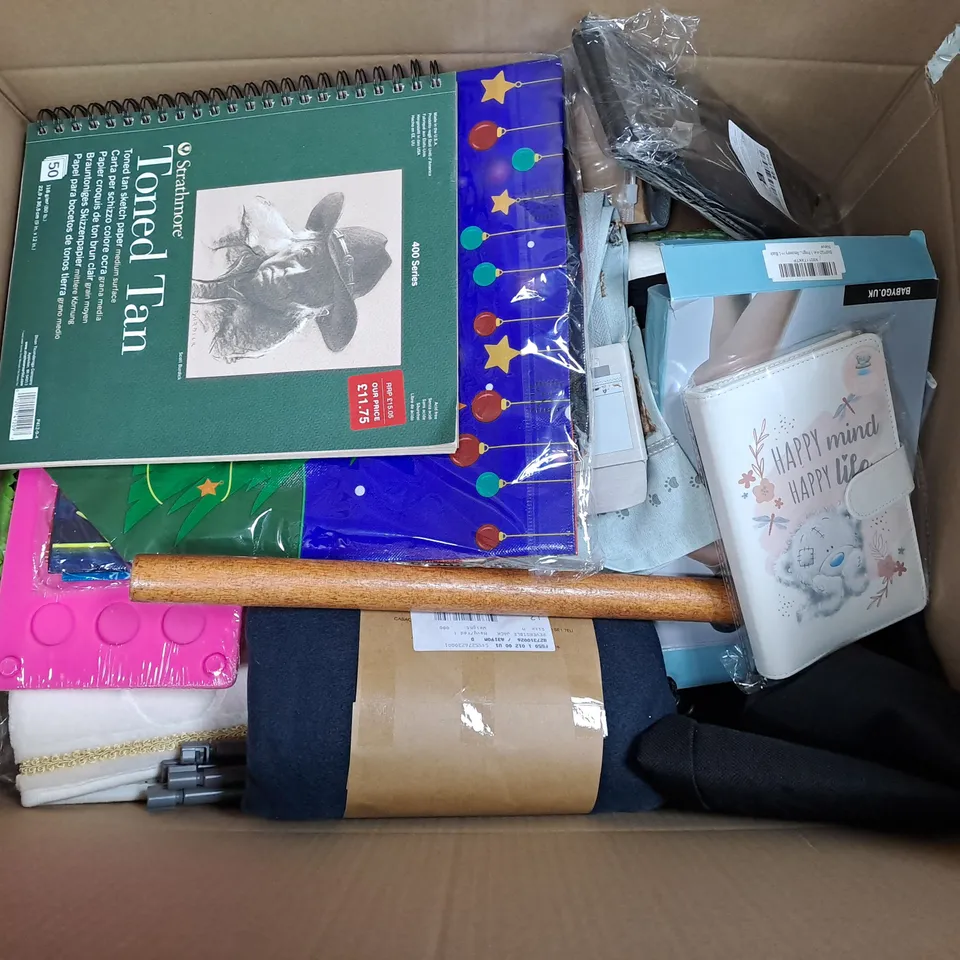 APPROXIMATELY 20 ASSORTED HOUSEHOLD ITEMS TO INCLUDE COMBAT LEAD, PREGNANCY SUPPORT BELT, TONED TA SKETCH PAPER, ETC - COLLECTION ONLY