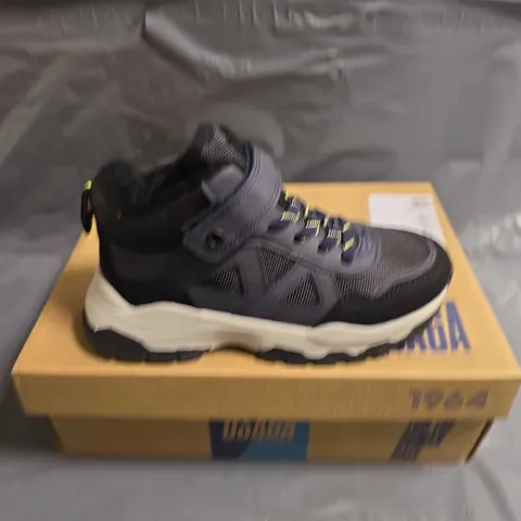 BOXED PAIR OF OSAGA KIDS WALKING SHOES - UK SIZE 30