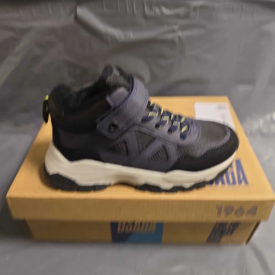 BOXED PAIR OF OSAGA KIDS WALKING SHOES - UK SIZE 30