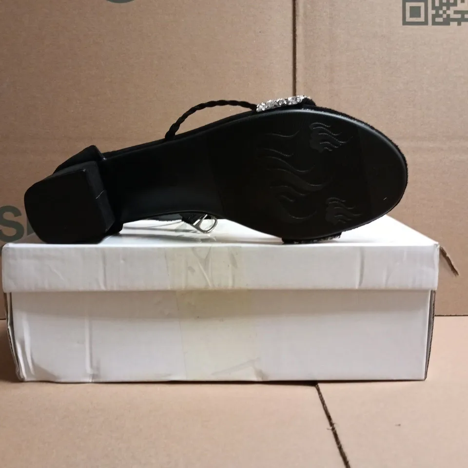BOXED PAIR OF UNBRANDED OPEN TOE LOW BLOCK HEEL SANDALS IN BLACK SIZE EU 40
