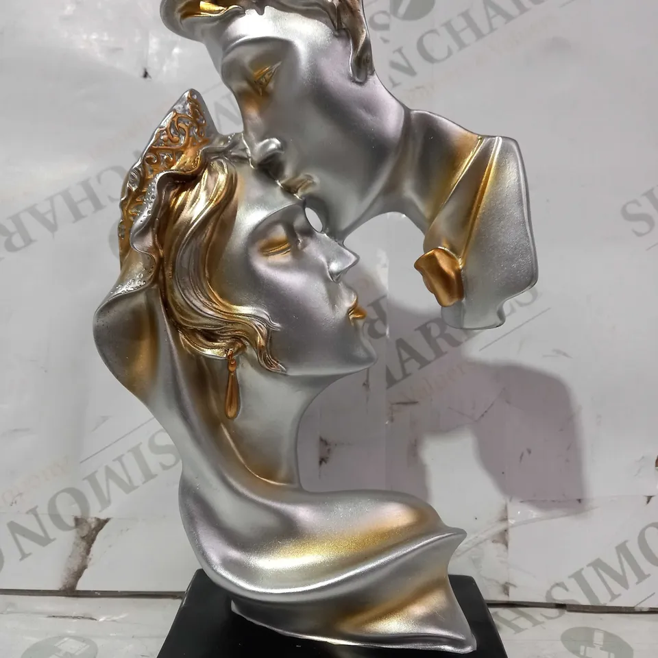 DESIGNER STYLE DECORATIVE ORNAMENT IN SILVER/GOLD EFFECT COLOUR