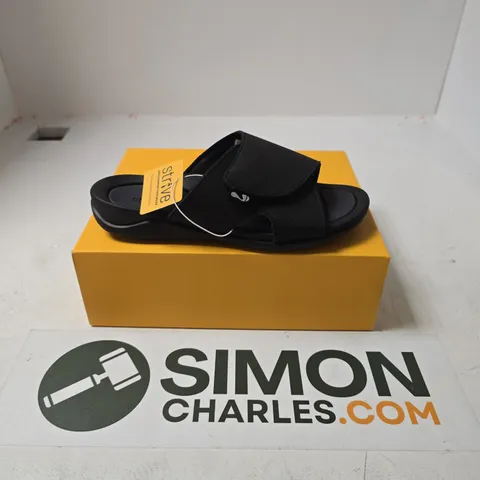 BOXED PAIR OF STRIVE DUNE SANDALS IN BLACK - UK 6
