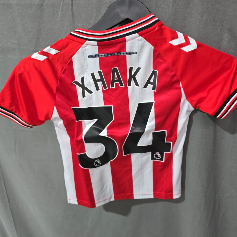 SUNDERLAND AFC FULL KIT – HUMMEL, XHAKA 34 PRINT, RED & WHITE STRIPES – MEN’S