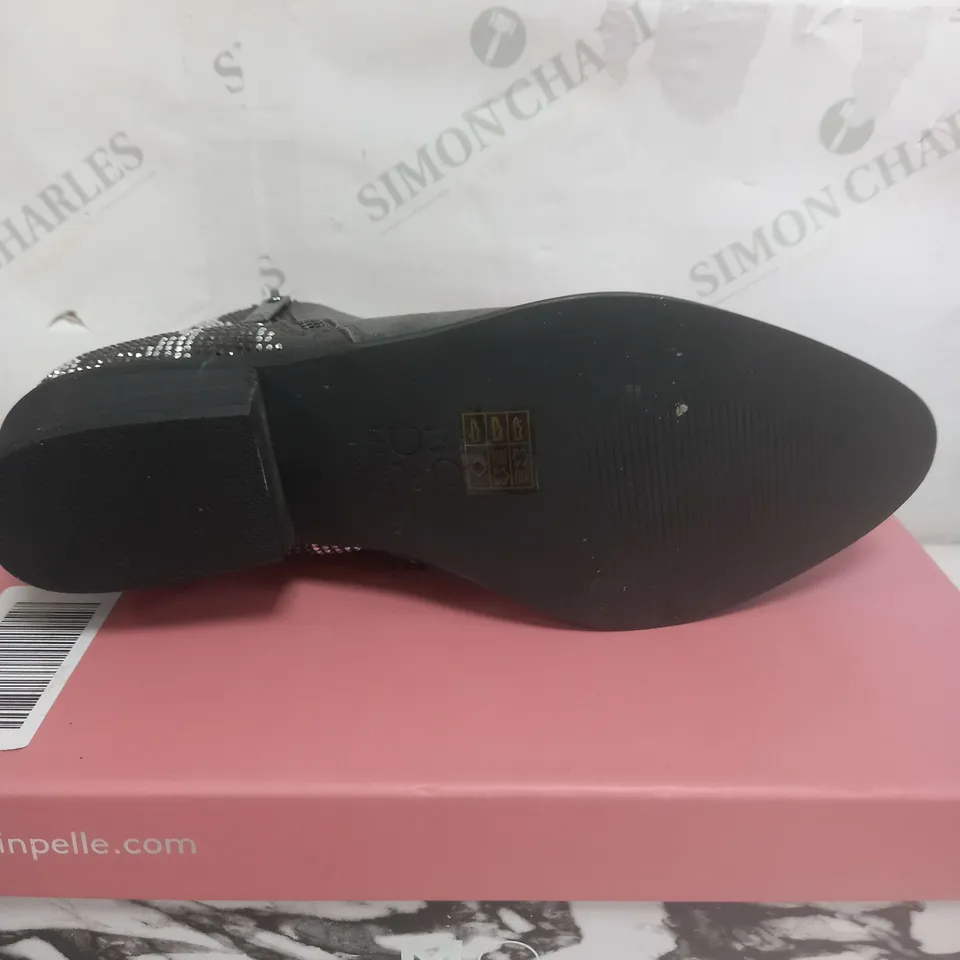 BOXED MODA IN PELLE KATREENA ANKLE BOOT IN DARK GREY - SIZE 7