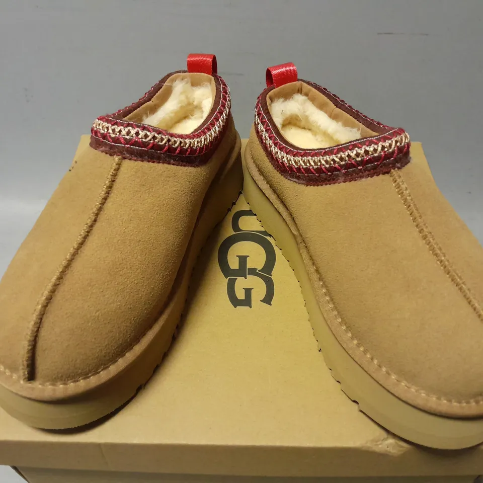 BOXED PAIR OF UGG WOMENS TAZ SLIPPERS IN BROWN/RED - UK 5