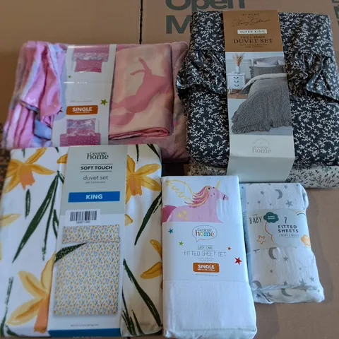 BOX OF APPROXIMATELY 6 ASSORTED ITEMS TO INCLUDE - DUVET SET KING,  FITTED SHEET SET SINGLE , FRILL EDGE DUVET SET ETC