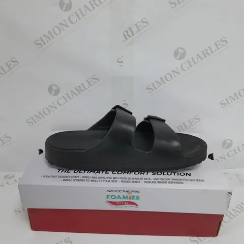 BOXED PAIR OF SKETCHERS ARCH FIT FOAMIES BLACK SIZE 6 SANDAL 