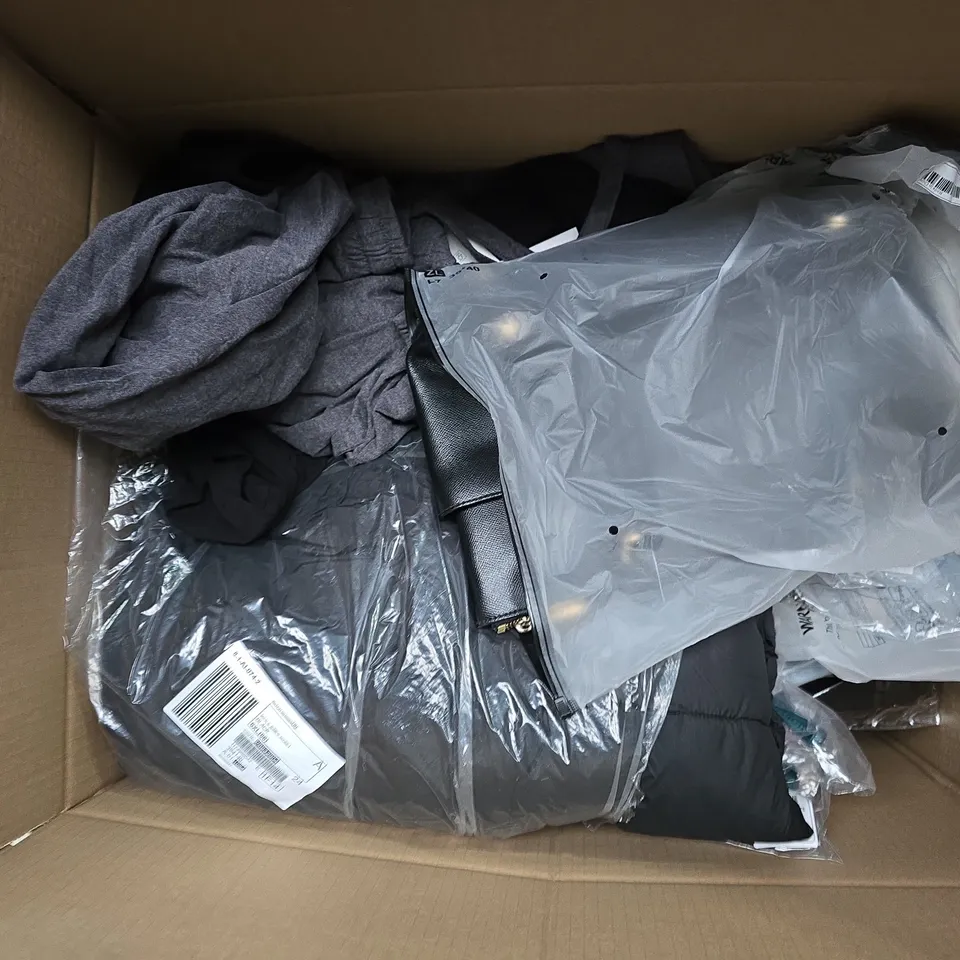 APPROXIMATELY 30 ASSORTED CLOTHING ITEMS IN VARIOUS SIZES, STYLES & COLOURS TO INCLUDE BRANDS SUCH AS MONT NOIR, PULL & BEAR, STACKERS, ETC - COLLECTION ONLY