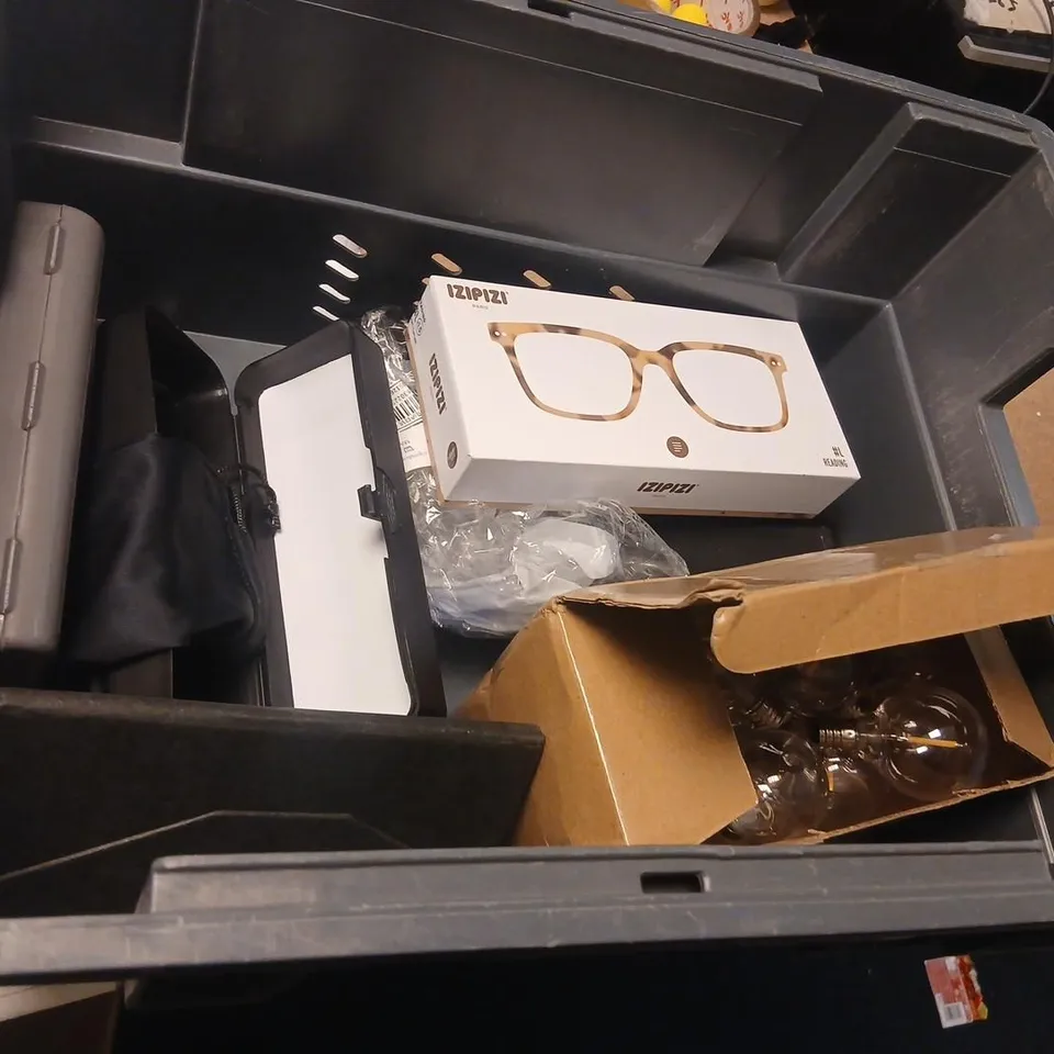 LAERGE QUANTITY OF ASSORTED GLASSES AND ACCESSORIES
