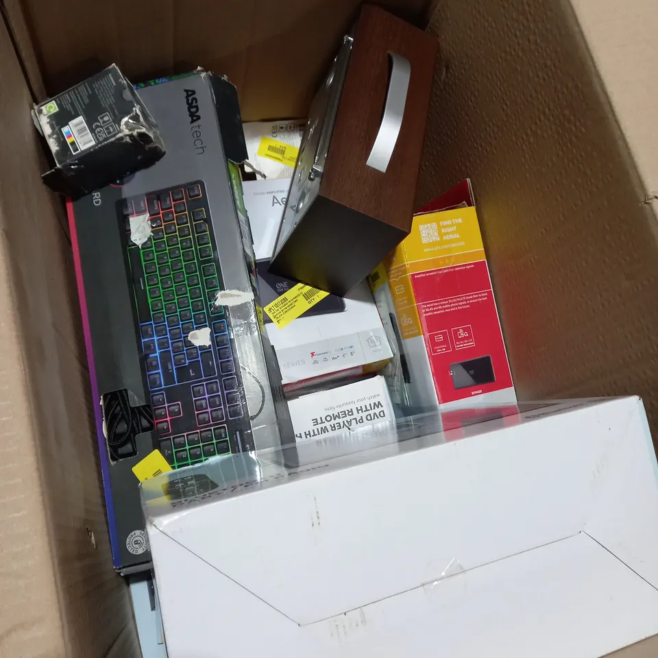 BOX OF APPROXIMATELY 10 ASSORTED ITEMS TO INCLUDE GAMING KEYBOARD, USB CABLE, RADIO ETC