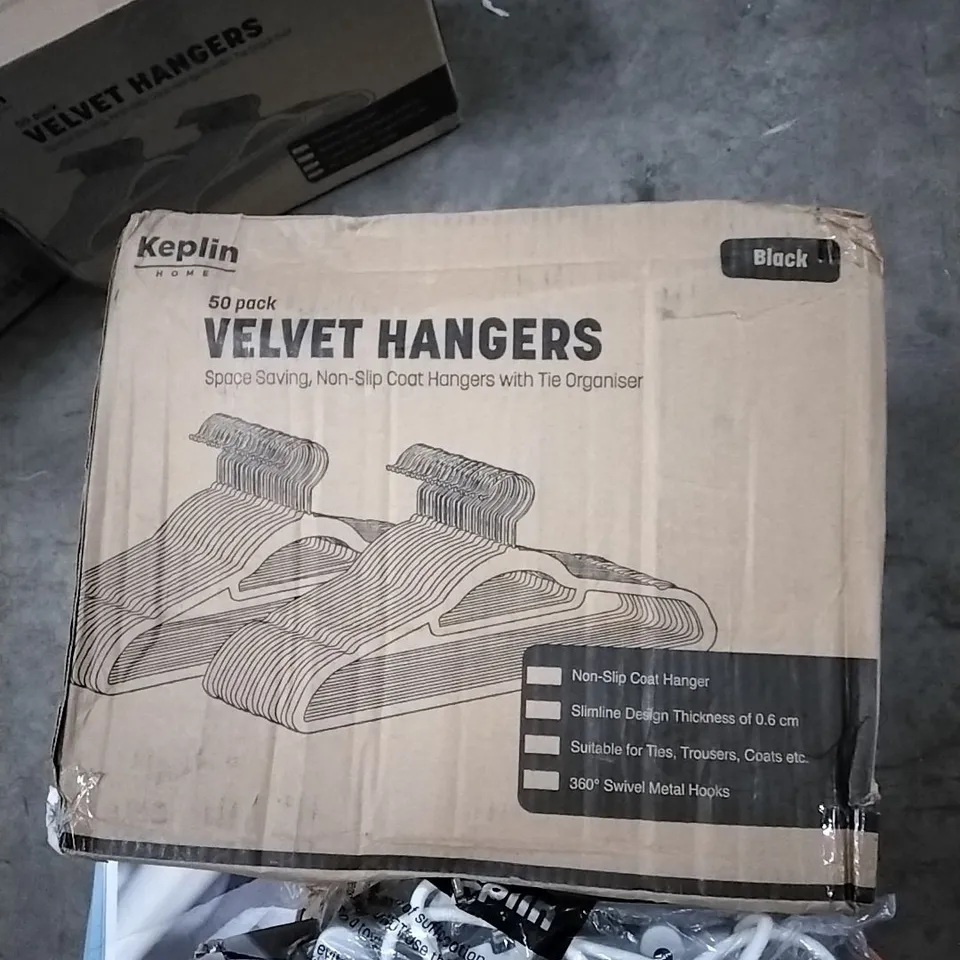 BOXED KEPLIN 50PK VALVET HANGERS - BLACK