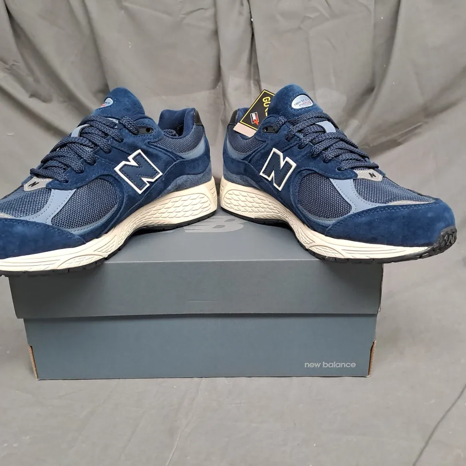 BOXED PAIR OF NEW BALANCE GORE-TEX TRAINERS IN NAVY SUEDE SIZE 8