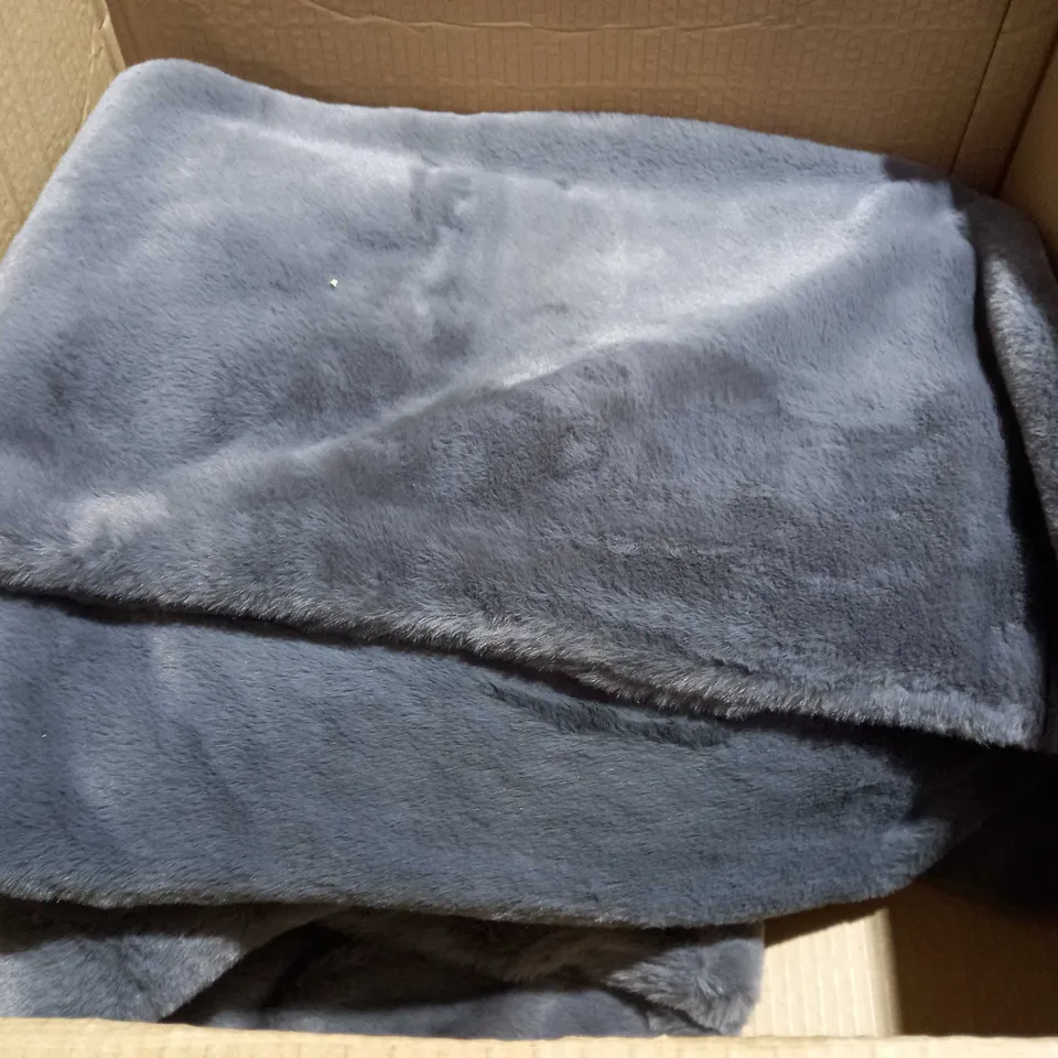 K BY KELLY HOPPEN SET OF 2 CUSHIONS WITH LUXURY THROW IN GREY