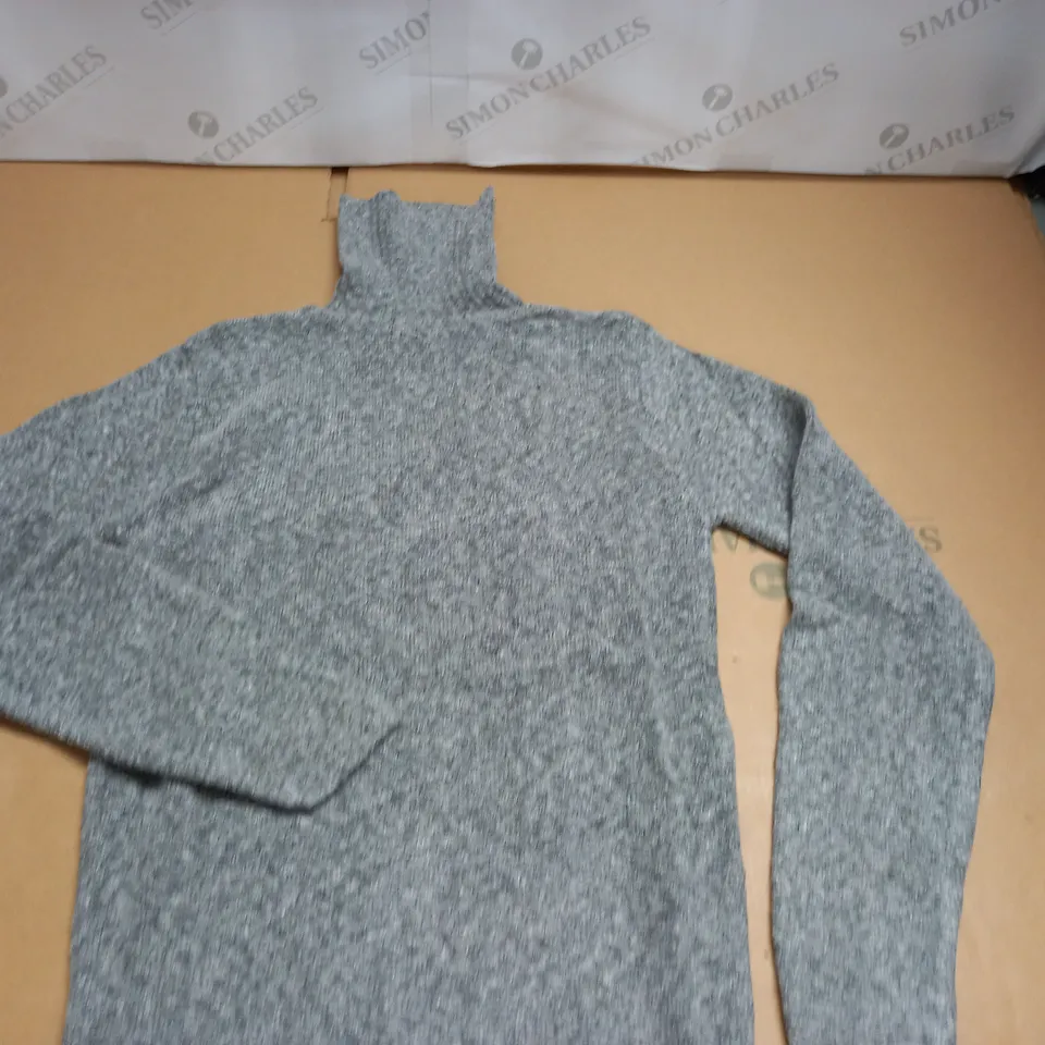 LOT OF 20 AS NEW HIGH NECK JUMPERS IN GREY/NATURAL - SIZE UNSPECIFIED