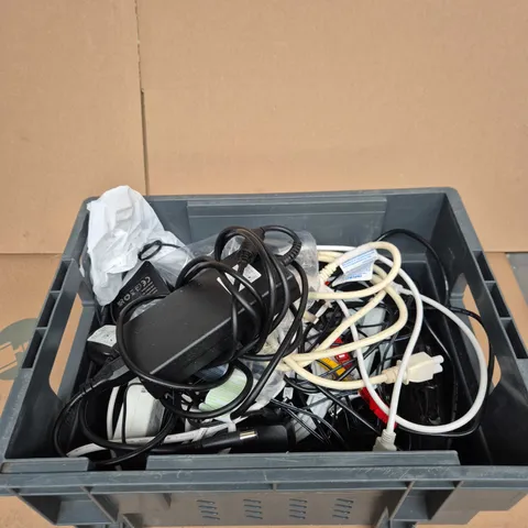 TOTE OF APPROXIMATELY 5 ASSORTED CABLES