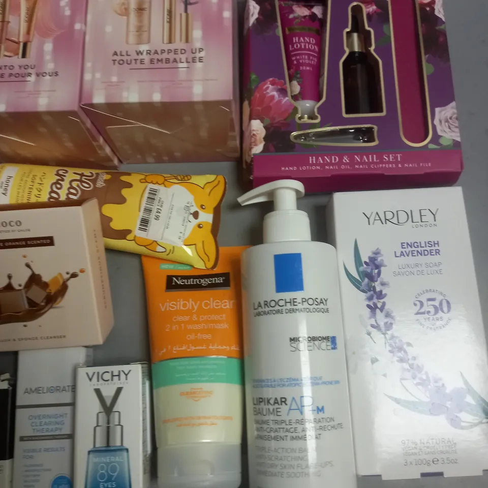 LOT OF APPROXIMATELY 25 ASSORTED HEALTH AND BEAUTY ITEMS TO INCLUDE YARDLEY LUXURY SOAP, ICONIC ALL WRAPPED UP SETS AND COCO SPONGE AND CLEANSER